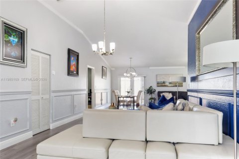 House in Miami, Florida 4 bedrooms, 168.43 sq.m. № 2043064 - photo 3