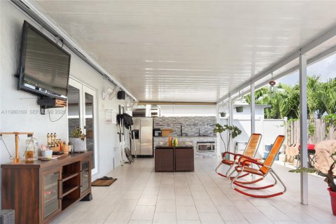 House in Miami, Florida 4 bedrooms, 168.43 sq.m. № 2043064 - photo 14