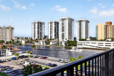 Condo in Hallandale Beach, Florida, 2 bedrooms  № 2406037