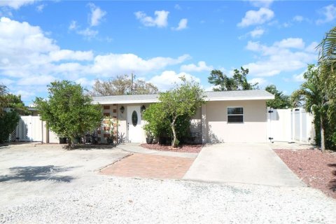 House in Fort Myers, Florida 3 bedrooms, 121.89 sq.m. № 1525592 - photo 2