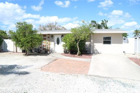House in Fort Myers, Florida 3 bedrooms, 121.89 sq.m. № 1525592 - photo 1