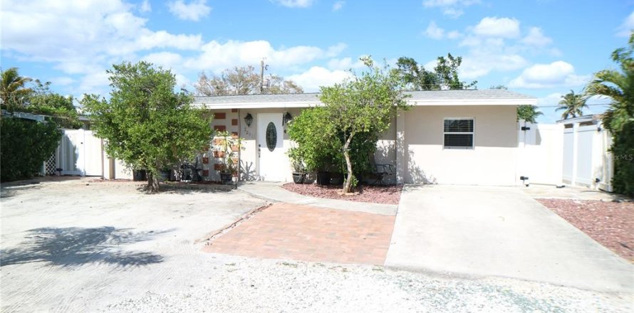 House in Fort Myers, Florida 3 bedrooms, 121.89 sq.m. № 1525592