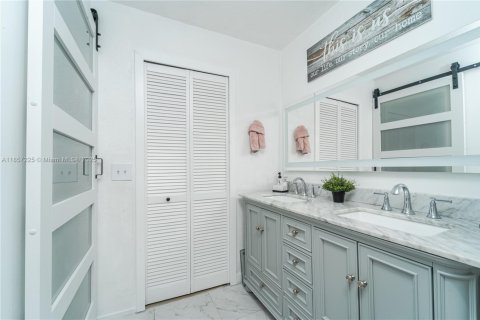 Casa en venta en Miami, Florida, 4 dormitorios, 211.63 m2 № 1881632 - foto 24