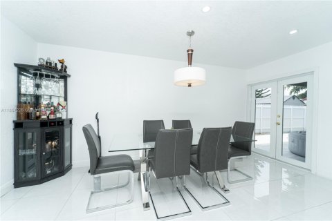 Casa en venta en Miami, Florida, 4 dormitorios, 211.63 m2 № 1881632 - foto 14