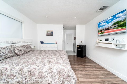 Casa en venta en Miami, Florida, 4 dormitorios, 211.63 m2 № 1881632 - foto 21