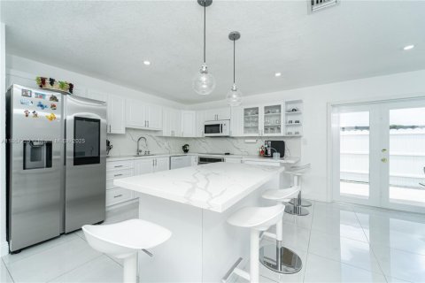Casa en venta en Miami, Florida, 4 dormitorios, 211.63 m2 № 1881632 - foto 17