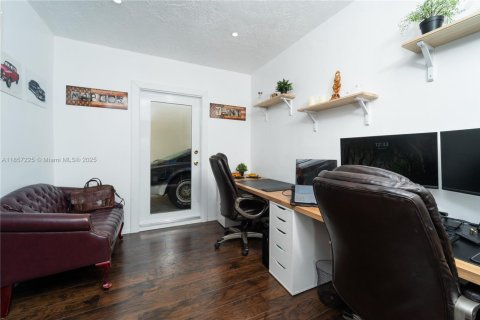 Casa en venta en Miami, Florida, 4 dormitorios, 211.63 m2 № 1881632 - foto 12