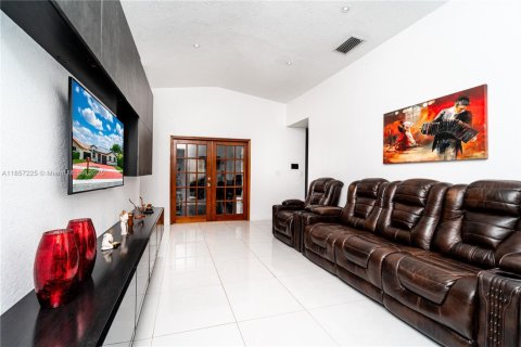 Casa en venta en Miami, Florida, 4 dormitorios, 211.63 m2 № 1881632 - foto 11