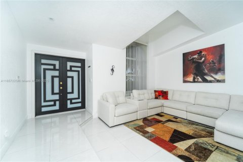 Casa en venta en Miami, Florida, 4 dormitorios, 211.63 m2 № 1881632 - foto 9