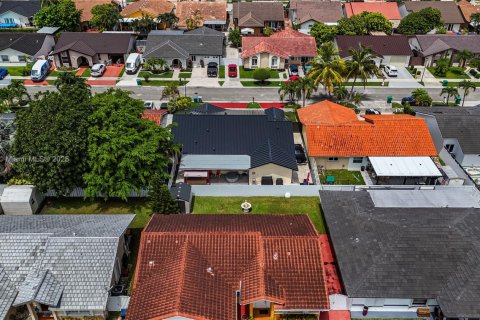 Casa en venta en Miami, Florida, 4 dormitorios, 211.63 m2 № 1881632 - foto 3