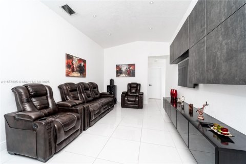 Casa en venta en Miami, Florida, 4 dormitorios, 211.63 m2 № 1881632 - foto 10