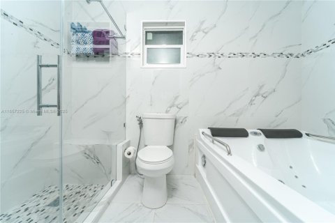 Casa en venta en Miami, Florida, 4 dormitorios, 211.63 m2 № 1881632 - foto 25