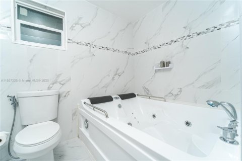 Casa en venta en Miami, Florida, 4 dormitorios, 211.63 m2 № 1881632 - foto 27
