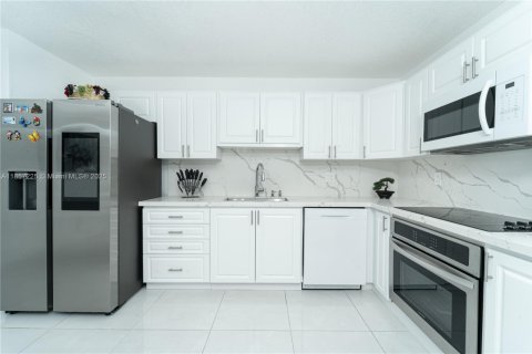 Casa en venta en Miami, Florida, 4 dormitorios, 211.63 m2 № 1881632 - foto 15