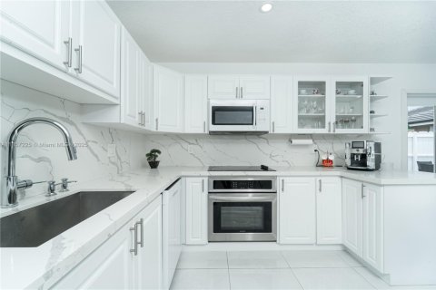 Casa en venta en Miami, Florida, 4 dormitorios, 211.63 m2 № 1881632 - foto 16