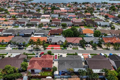 Casa en venta en Miami, Florida, 4 dormitorios, 211.63 m2 № 1881632 - foto 7