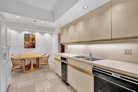 Condo in Bal Harbour, Florida, 2 bedrooms  № 1731021 - photo 23