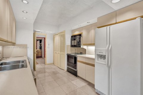 Condo in Bal Harbour, Florida, 2 bedrooms  № 1731021 - photo 25
