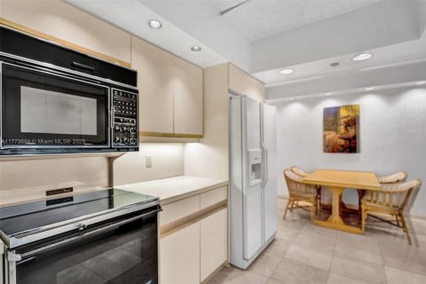 Condo in Bal Harbour, Florida, 2 bedrooms  № 1731021 - photo 24
