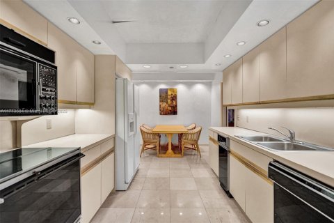 Condo in Bal Harbour, Florida, 2 bedrooms  № 1731021 - photo 22
