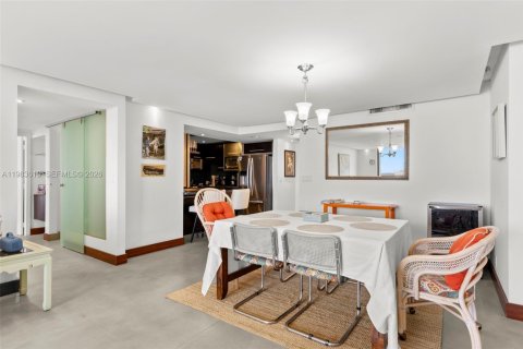 Copropriété à vendre à Hallandale Beach, Floride: 2 chambres, 118.91 m2 № 2050243 - photo 8