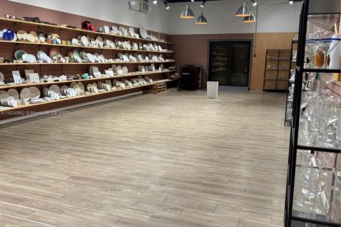 Commercial property in Hialeah, Florida № 1817583 - photo 2