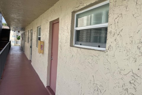 Copropriété à vendre à Palm Springs, Floride: 1 chambre, 83.7 m2 № 2077482 - photo 4