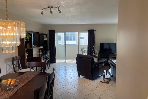 Copropriété à vendre à Palm Springs, Floride: 1 chambre, 83.7 m2 № 2077482 - photo 16