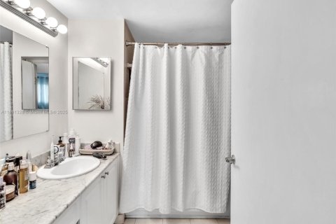 Condo in Miami Beach, Florida, 2 bedrooms  № 1945796 - photo 14