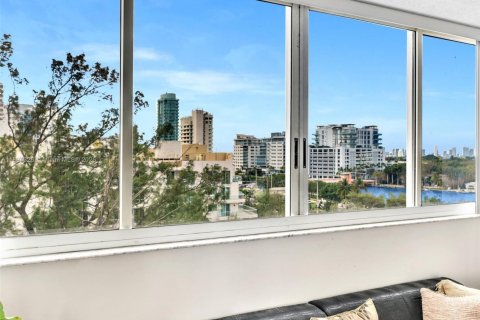 Condo in Miami Beach, Florida, 2 bedrooms  № 1945796 - photo 30