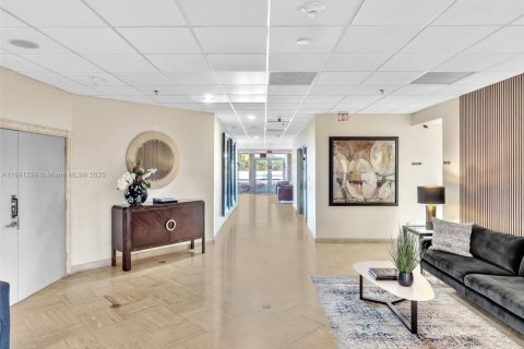 Condo in Miami Beach, Florida, 2 bedrooms  № 1945796 - photo 25