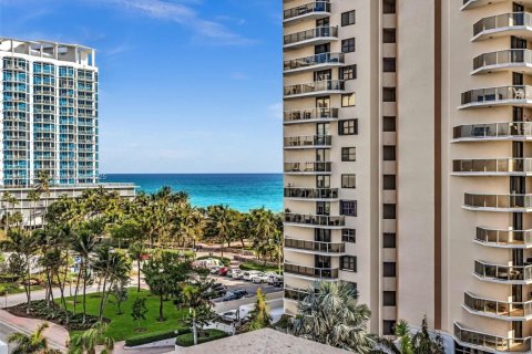 Condo in Miami Beach, Florida, 2 bedrooms  № 1945796 - photo 7