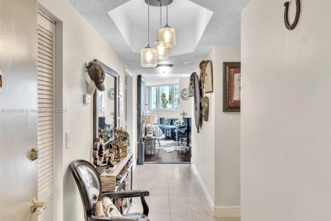 Condo in Miami Beach, Florida, 2 bedrooms  № 1945796 - photo 19