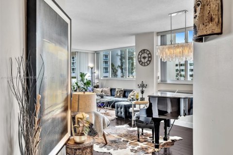 Condo in Miami Beach, Florida, 2 bedrooms  № 1945796 - photo 11
