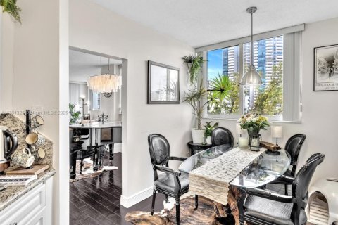 Condo in Miami Beach, Florida, 2 bedrooms  № 1945796 - photo 2