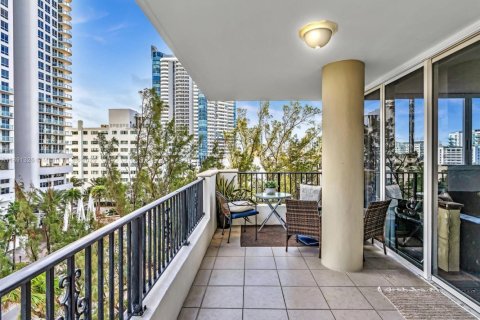 Condo in Miami Beach, Florida, 2 bedrooms  № 1945796 - photo 6