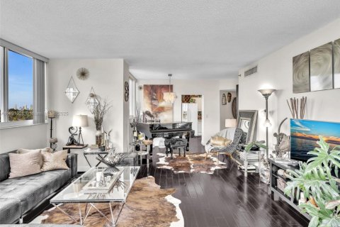 Condo in Miami Beach, Florida, 2 bedrooms  № 1945796 - photo 1