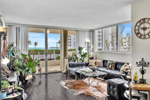Condo in Miami Beach, Florida, 2 bedrooms  № 1945796 - photo 9