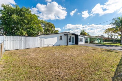 Купить виллу или дом в Майами-Гарденс, Флорида 4 спальни, 142.23м2, № 1995161 - фото 2