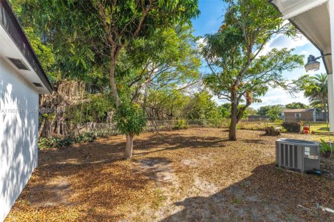 Купить виллу или дом в Майами-Гарденс, Флорида 4 спальни, 142.23м2, № 1995161 - фото 27