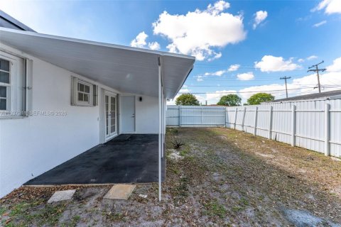 Купить виллу или дом в Майами-Гарденс, Флорида 4 спальни, 142.23м2, № 1995161 - фото 24