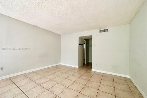 Condo in Miami, Florida, 1 bedroom  № 1956084 - photo 16