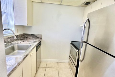 Condo in Miami, Florida, 1 bedroom  № 1956084 - photo 22