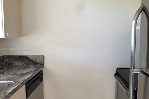Condo in Miami, Florida, 1 bedroom  № 1956084 - photo 8
