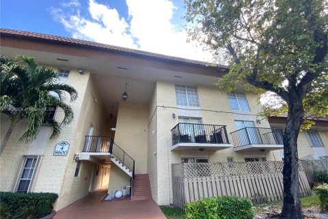 Condo in Miami, Florida, 1 bedroom  № 1956084 - photo 2