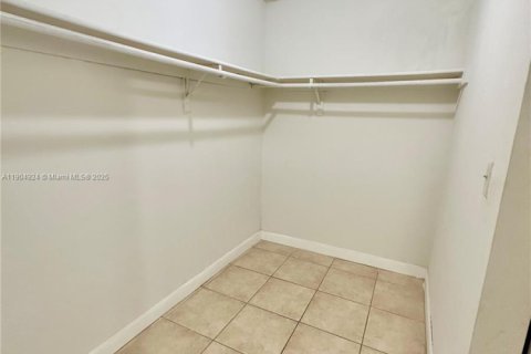 Condo in Miami, Florida, 1 bedroom  № 1956084 - photo 13
