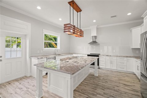 House in Pinellas Park, Florida 4 bedrooms, 330.55 sq.m. № 1268185 - photo 9