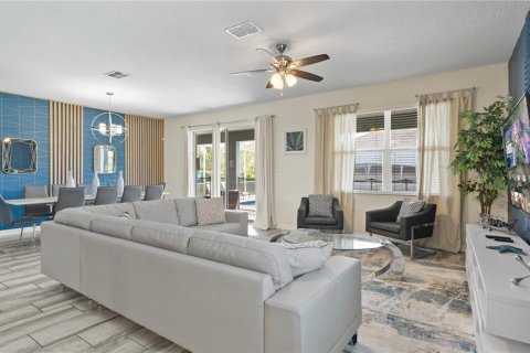 House in Davenport, Florida 8 bedrooms, 363.15 sq.m. № 1721717 - photo 4
