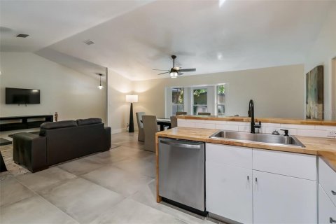 House in Gainesville, Florida 4 bedrooms, 199.55 sq.m. № 2105782 - photo 8