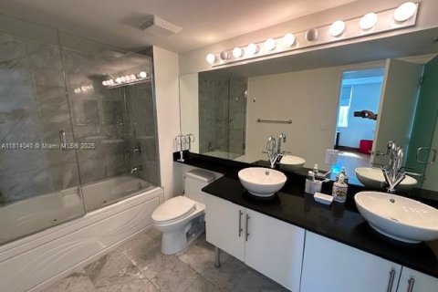 Condo in Miami, Florida, 2 bedrooms  № 1957583 - photo 14
